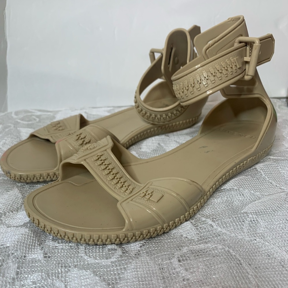 GIVENCHY JELLY SANDALS SIZE 36 EU 6 US NUDE😍